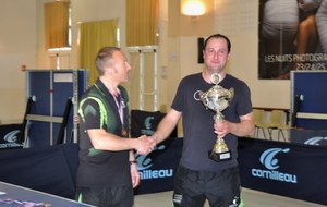 Remise du trophé par le président à Sébastien TIPREZ finaliste du tournoi pour le 2ème année consécutive